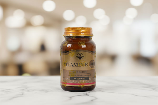 کپسول ویتامین ای مکس اونیو روی سطح مرمری سفید