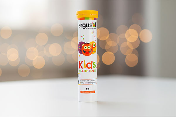 قرص جوشان مولتی ویتامین کودکان آرگوسول روی سطح سفید