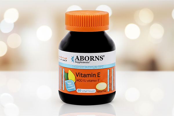 کپسول ویتامین E 400 ابورنز روی سطح سفید