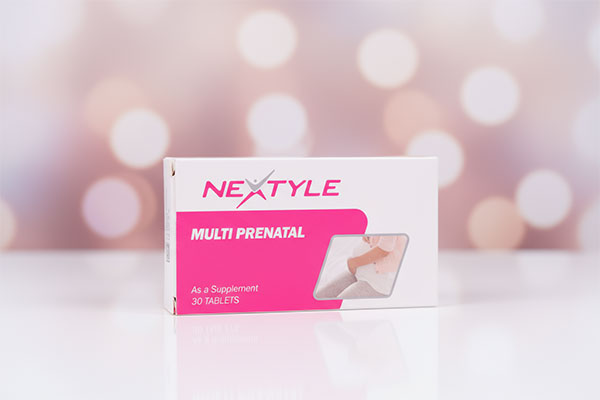 قرص مولتی پریناتال نکستایل 30 عددی روی سطح سفید