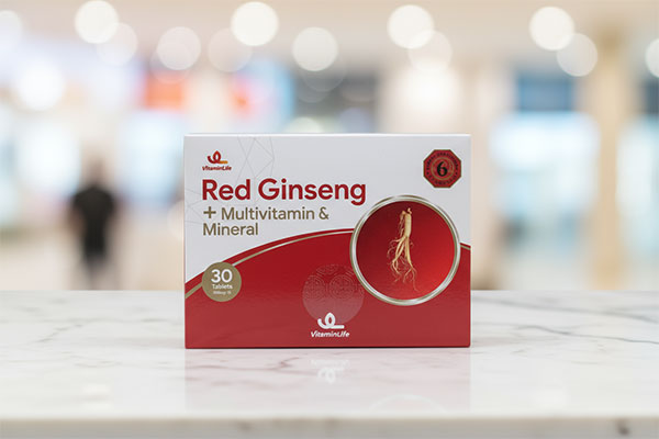 قرص رد جینسینگ پلاس مولتی ویتامین و مینرال ویتامین لایف روی سطح مرمر سفید