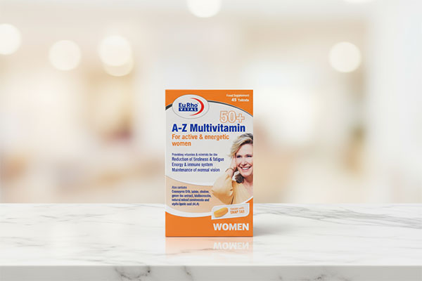 قرص A Z مولتی ویتامین بالای 50 سال بانوان یوروویتال روی سطح مرمر سفید
