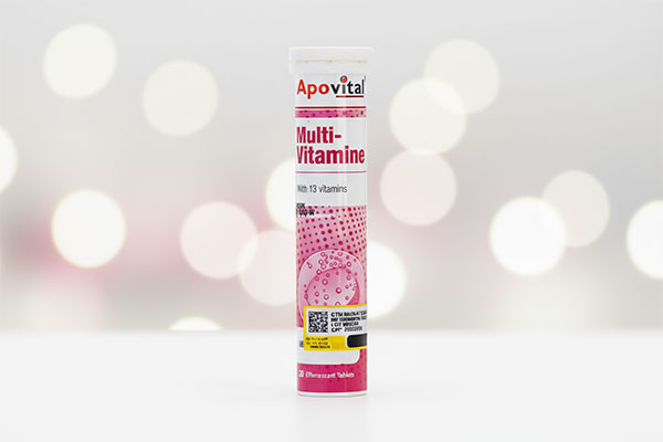 قرص جوشان مولتی ویتامین آپوویتال روی سطح سفید