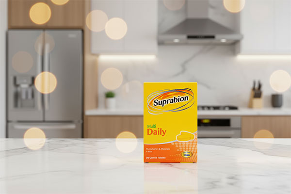 قرص مولتی دیلی سوپرابیون روی میز سفید
