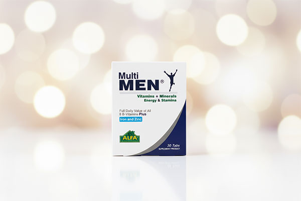 قرص مولتی من آلفا ویتامینز روی سطح سفید