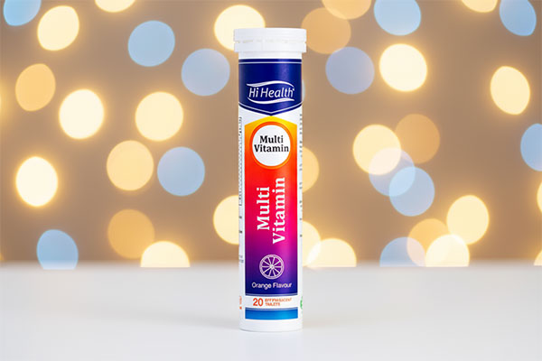 قرص جوشان مولتی ویتامین های هلث روی سطح سفید