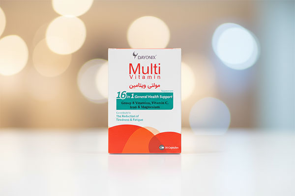 کپسول مولتی ویتامین دایونیکس فارما روی سطح سفید
