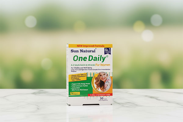 قرص وان دیلی بانوان سان نچرال روی سطح مرمر سفید