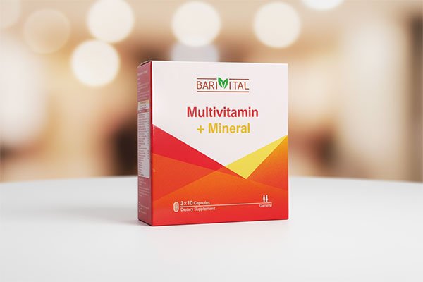 کپسول مولتی ویتامین باریویتال روی سطح سفید