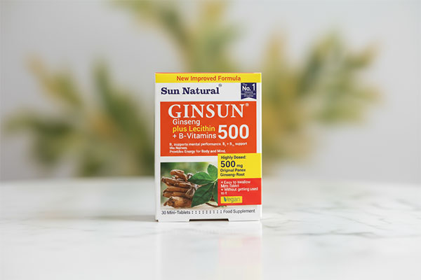 قرص جینسان سان نچرال روی سطح سفید