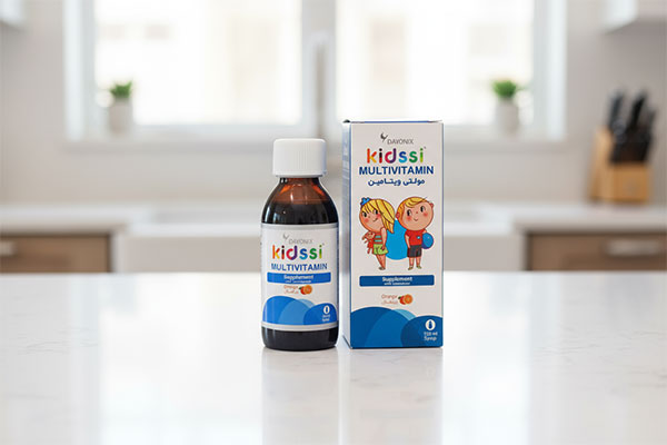 شربت کیدزی مولتی ویتامین دایونیکس فارما روی میز آشپزخانه
