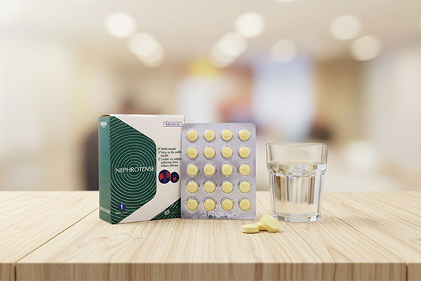 تصویر قرص نفروتنس ویتاتنس کنار لیوان آب