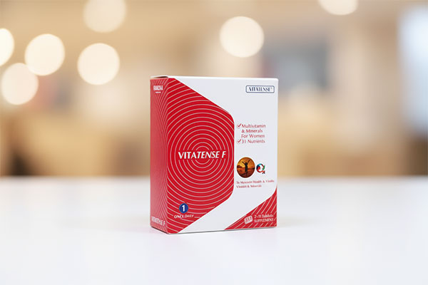 قرص ویتاتنس اف ویتاتنس مخصوص بانوان روی سطح سفید