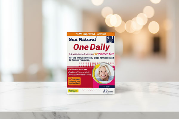 قرص وان دیلی بانوان بالای 50 سال سان نچرال روی سطح مرمر سفید