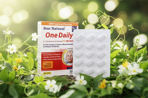 قرص وان دیلی بانوان بالای 50 سال سان نچرال در کنار عناصر طبیعی