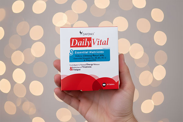 قرص دیلی ویتال دایونیکس فارما در دست