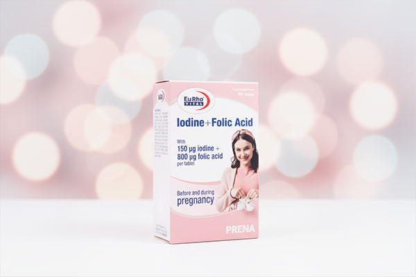 قرص ید و فولیک اسید یوروویتال روی سطح سفید