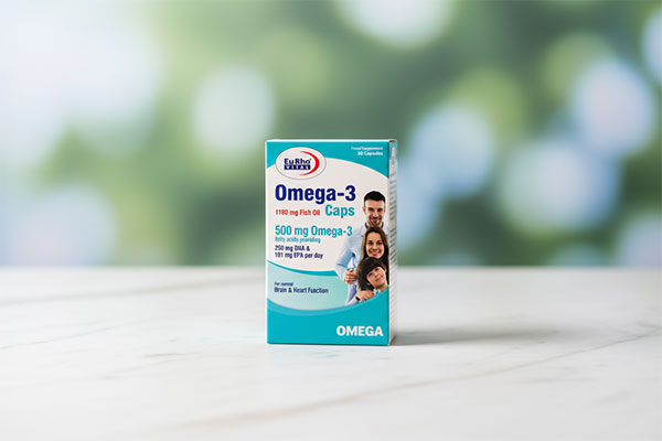 کپسول امگا 3 یوروویتال 30 عددی روی سطح سفید