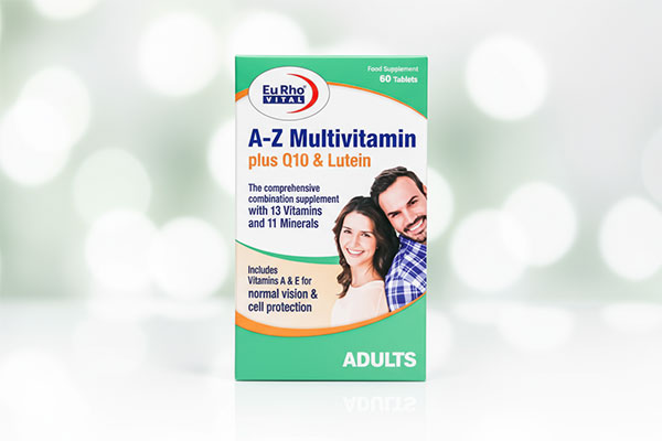 قرص AZ مولتی ویتامین پلاس کیوتن و لوتئین یوروویتال روی سطح سفید