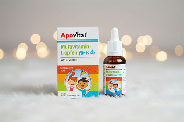 قطره مولتی ویتامین فور کیدز آپوویتال روی سطح سفید