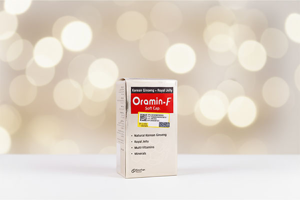 کپسول اورامین اف کوشان فارمد روی سطح سفید