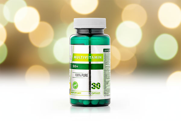 کپسول مولتی ویتامین +50 نوفرما نچرالز روی سطح سفید