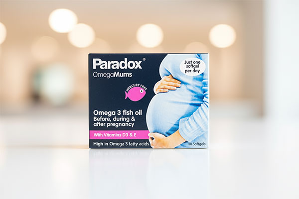 کپسول امگا مامز پارادوکس او پی دی فارما روی سطح سفید