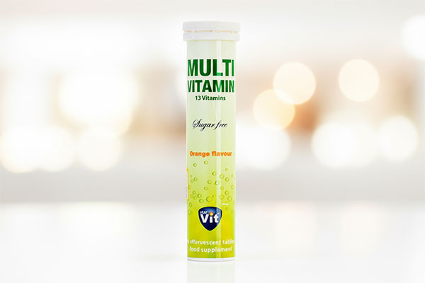 قرص جوشان مولتی ویتامین استار ویت روی سطح سفید