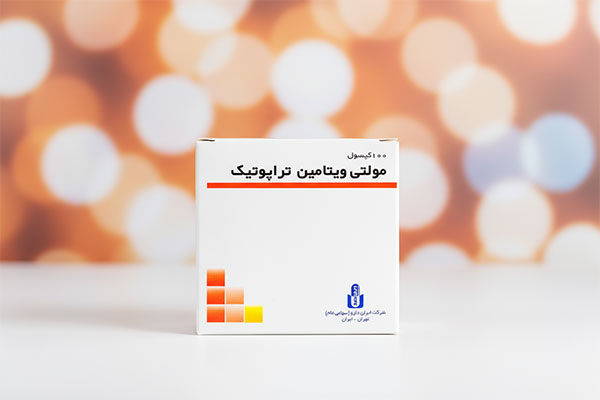 کپسول مولتی ویتامین تراپوتیک ایران دارو روی سطح سفید
