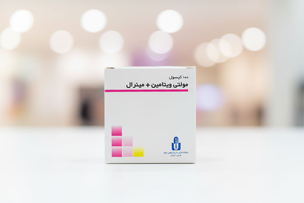 کپسول مولتی ویتامین مینرال ایران دارو روی سطح سفید