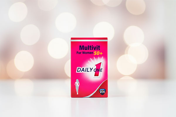 کپسول مولتی ویت بانوان +50 سال استارویت روی سطح سفید