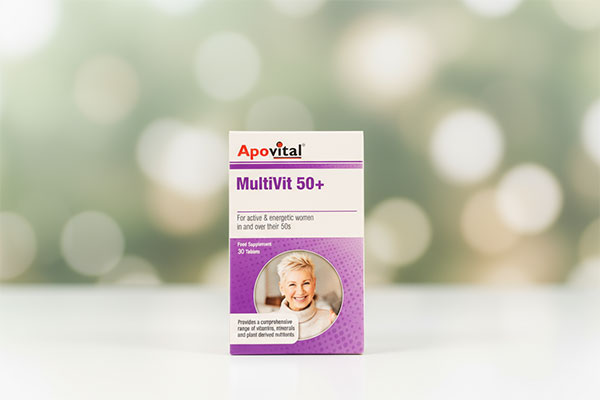 قرص مولتی ویت بانوان 50+ آپوویتال روی سطح سفید