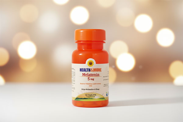 قرص ای تو زد مولتی ویتامین و مینرال هلث اند مور روی سطح سفید