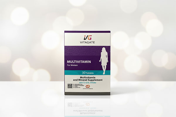 قرص مولتی ویتامین بانوان ویتاگیت روی سطح سفید