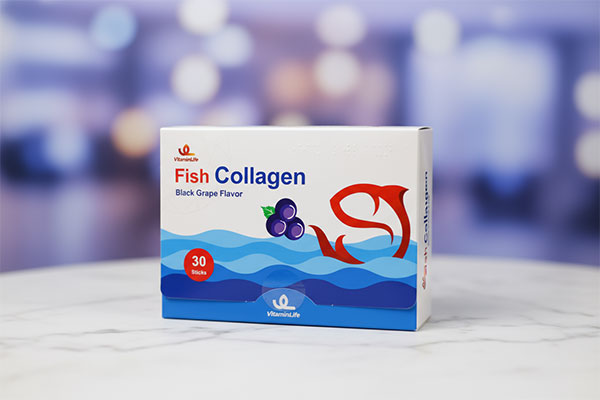 ساشه فیش کلاژن ویتامین لایف روی سطح مرمری سفید