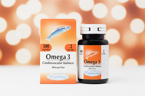 کپسول امگا ۳ ویتارمونیل 100 عددی روی سطح سفید