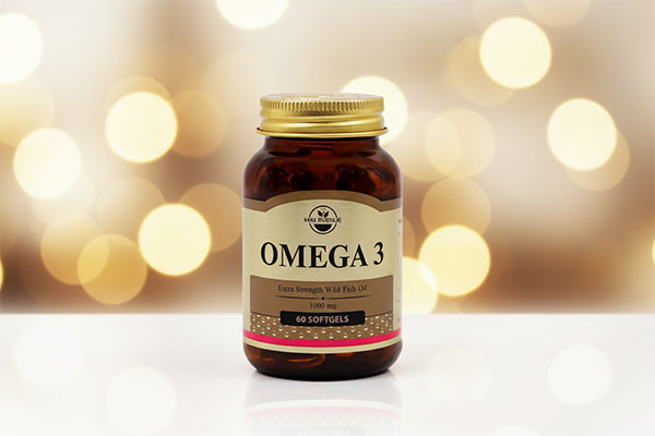 کپسول امگا ۳ مکس اونیو روی سطح سفید