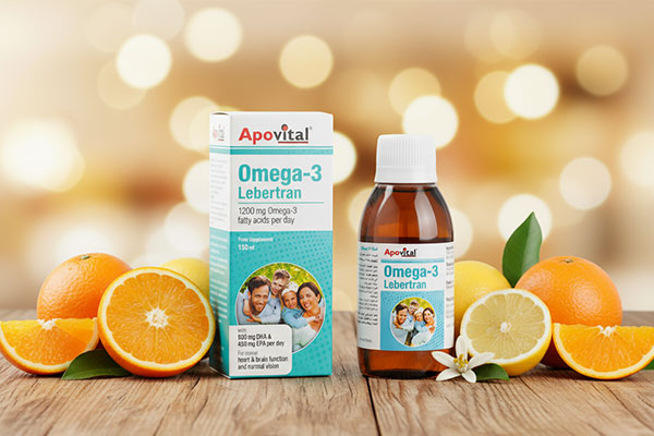 شربت امگا 3 آپوویتال با طعم پرتقال و لیمو در کنار میوه‌های تازه