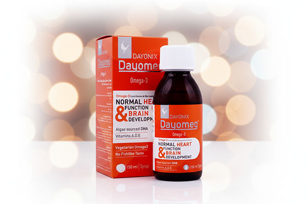 شربت امگا 3 دایونیکس دیومگ فارما روی سطح سفید