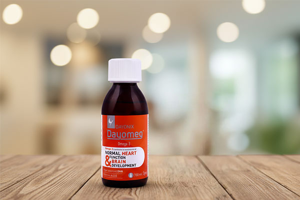 شربت دایونیکس دیومگ کنار لیوان آب