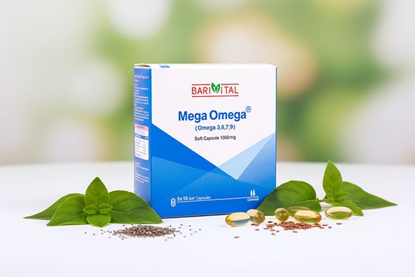 کپسول مگا امگا 1000 باریویتال روی سطح سفید با عناصر طبیعی