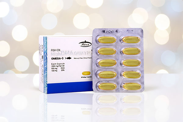 کپسول روغن ماهی دی اچ ای بالا آکواتیک کارن روی سطح سفید