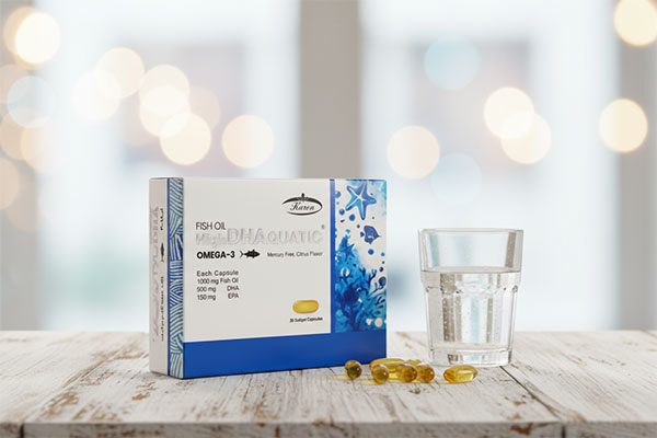 کپسول روغن ماهی دی اچ ای بالا آکواتیک کارن کنار لیوان آب