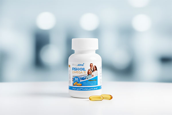 کپسول امگا 3 مونم اکسیر آفرین آریا روی سطح سفید