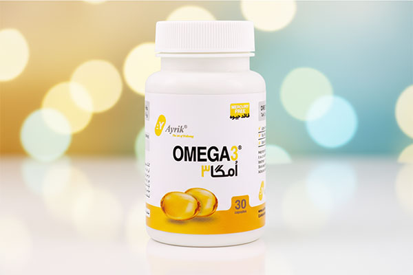 کپسول امگا 3 آیریک روی سطح سفید