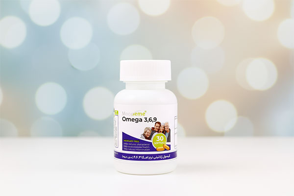 کپسول امگا 3 6 9 مونم اکسیر آفرین آریا روی سطح سفید