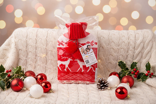 کیسه آب گرم امسیگ مدل HB202 Plus کریسمسی روی پتوی زمستانی