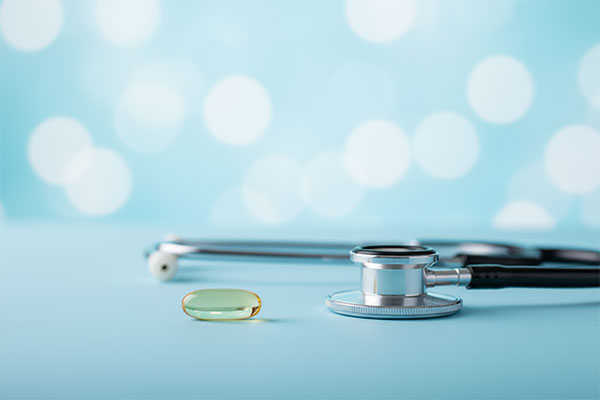 کپسول امگا 3 آریا دارو و گوشی پزشکی