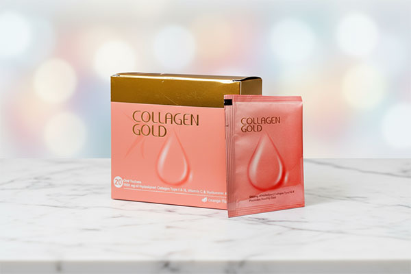 ساشه کلاژن گلد آدریان 20 عددی روی سطح سفید