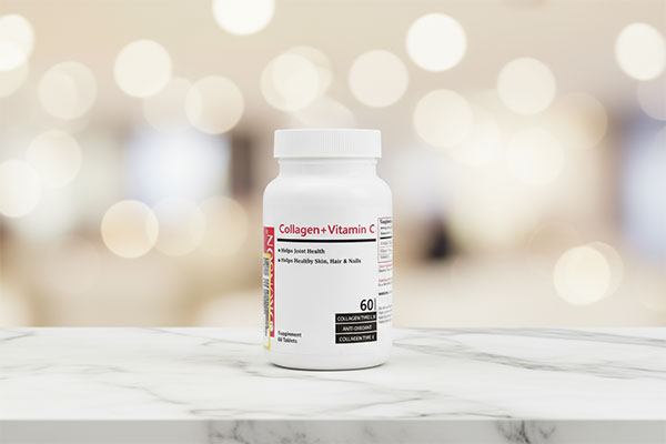قرص کلاژن پلاس ویتامین سی برونسون روی سطح مرمر سفید